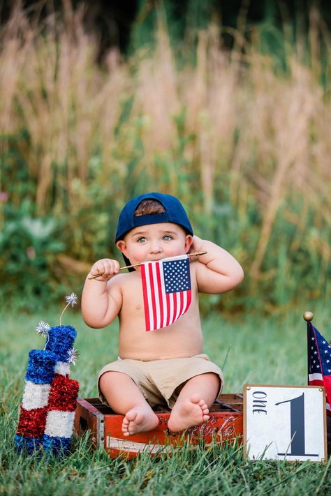 1st 4th Of July Baby Boy Pictures, 4th Of July 1st Birthday Photo Shoot, 1st 4th Of July Pictures, 4th Of July Pictures Baby, Labor Day Baby Photoshoot, First Fourth Of July Pictures, 4th Of July Milestone Picture, One Month Old Baby Photoshoot, July Baby Photoshoot Ideas