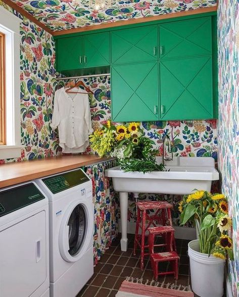 Designer Appliances on Instagram: "Vibrant cabinets and fun patterned wallpaper are a great way to freshen up your laundry room. Would you ever go for a bold design like this? 🎨 Appliances: @speedqueenhome Design: @deidre_interiors Wallpaper: @schumacher_australia's 'Exotic Butterfly' 📸: @wrsphoto #designerappliances #dainspired #laundryroom #laundryroomdesign #laundrygoals #laundryroominspo #interiordesign #speedqueen #greencabinets #colorfullaundryroom #florallaundryroom" Laundry Room Wallpaper Ideas, Maximalism Design, Room Wallpaper Ideas, Colorful Maximalist Decor, Colorful Maximalist, Laundry Room Colors, House Of Gold, Cleaning Cabinets, Laundry Room Wallpaper