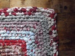 here Toothbrush Rug Tutorial, Toothbrush Rug Instructions, Rag Projects, Rag Crafts, Braided Rag Rug Diy, Denim Rag Rugs, Toothbrush Rug, Rag Rug Diy, Rug Diy