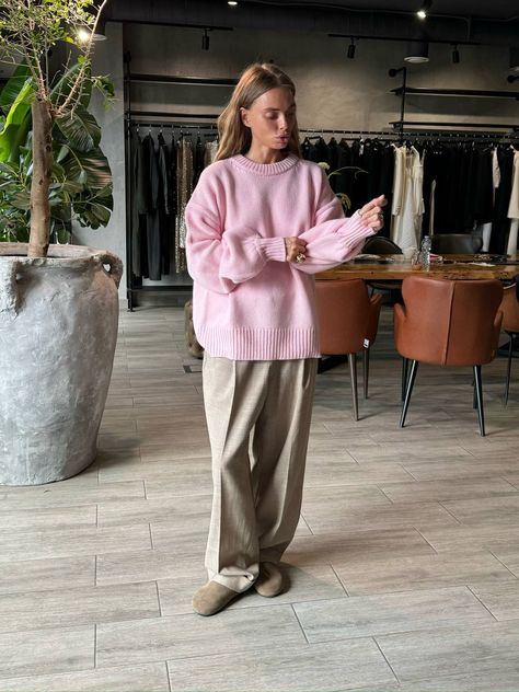 Chino Pants Outfit, Satin Pants Outfit, Pink Sweater Outfit, Stylish Images, Outfit For Autumn, Looks For Spring, Fall Outfit Inspiration, Winter Pants Outfit, Look Rose