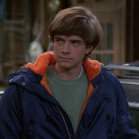 Topher Grace 90s, Eric That 70s Show, Virgin Aesthetic, Eric Foreman, Topher Grace, Eric Forman, 70 Show, Aesthetic Outfits Men, Tv Icon