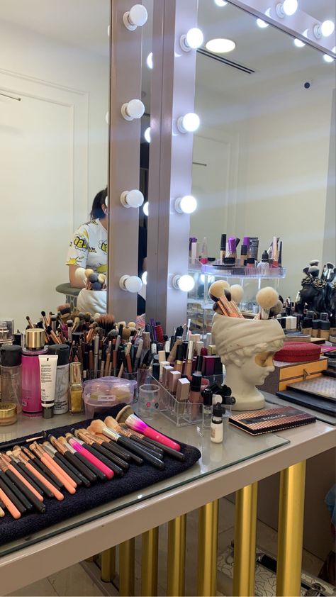 Alat Make Up, Pap Salon, Mua Room, Makeup Studio Design, Professional Makeup Artist Kit, Makeup Artist Studio, Makeup Studio Decor, Happy Birthday Clip, Makeup Collection Goals