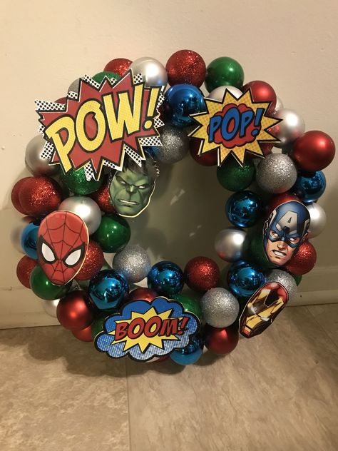 Marvel Xmas Tree, Avenger Christmas Tree, Superhero Christmas Tree Ideas, Super Hero Christmas Tree Ideas, Superhero Christmas Decorations, Marvel Christmas Tree Ideas, Marvel Christmas Decorations, Marvel Wreath, Super Hero Christmas Tree