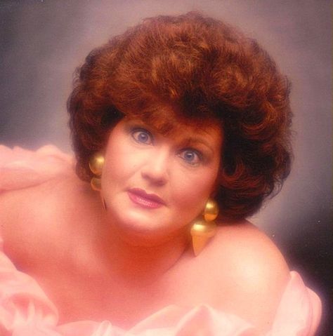 12 Ways To Achieve The Very Best Glamour Shot (must remember this for my photography work....) Bad Family Photos, Huge Hair, Awkward Photos, Joe Montana, Side Hairstyles, Look Into My Eyes, Glamour Shots, Professional Stylist, Gone Wrong