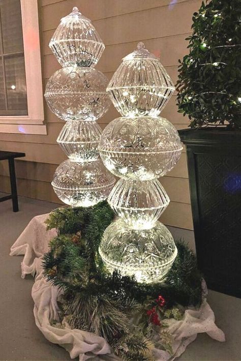 We can't get over this stunning Christmas topiary you can make with dollar tree items. Check out this easy and quick outdoor Christmas decoration you can make for cheap. Christmas Topararies, Dollar Tree Night Light Ideas, Diy Large Christmas Decorations, Barbie Float, Diy Large Christmas Ornaments, Christmas Light Balls, Diy Dollar Tree Christmas Crafts, Dollar Store Ideas, Christmas Topiary