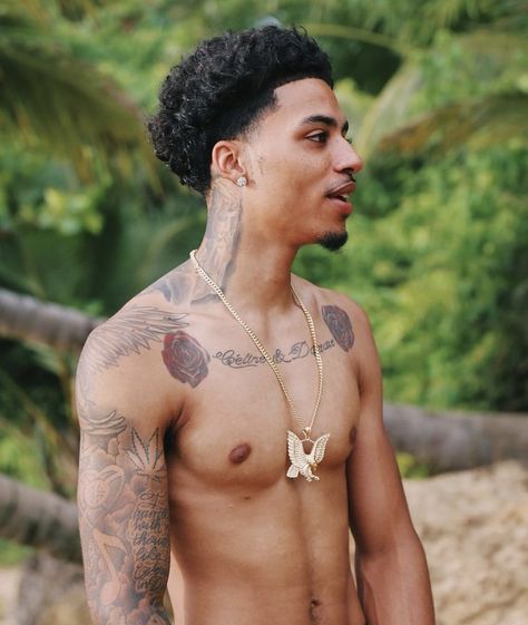 Curly Hairstyles Light Skin, Hairstyles Light Skin, Lightskin Haircuts, Boy Box Braids, Lucas Coly, Tattoo Homme, Low Taper Fade Haircut, Men Fade Haircut Short, Taper Fade Curly Hair