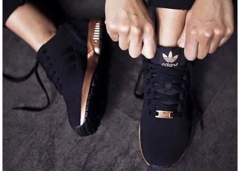 Black and Gold Nike Shoes Girls Swag Black And Gold Sneakers, Rose Gold Shoes, Nike Running Shoes Women, Black And Rose Gold, Gold Adidas, Adidas Zx Flux, Basket Noir, Baskets Adidas, Gold Sneakers