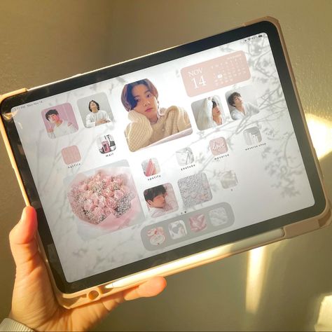 Pink And Cream Aesthetic, Jungkook Ipad Wallpaper, Bts Ipad Wallpaper, Ipad Decor, Ipad Organizer, Aesthetic Jungkook, Ipad Ideas, Aesthetic Ipad, Aesthetic Homescreen