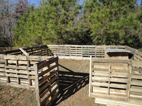 New Pig Pen! *PICS!* | BackYardHerds - Goats, Horses, Sheep, Pigs & more Diy Dog Pen, Pig Raising, Pig Shelter, Fence Building, Sheep Pen, Livestock Shelter, Goat Shelter, Goat Pen, Diy Wood Pallet