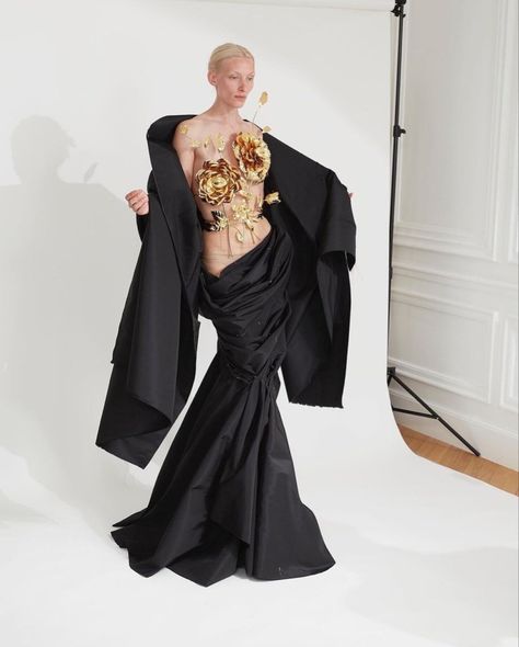 Schiaparelli Dress, Schiaparelli Couture, Purple Lady, Haute Couture Dresses, Creation Couture, Fashion Project, Black Gown, Fantasy Fashion, Types Of Fashion Styles