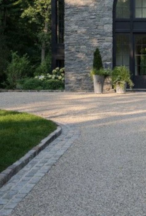 Gravel Driveway Landscaping, Front Driveway Ideas, Cobbled Driveway, Garden Ideas Driveway, Driveway Edging, Driveway Entrance Landscaping, Cobblestone Driveway, Landscaping Ideas On A Budget, Landscaping Design Ideas