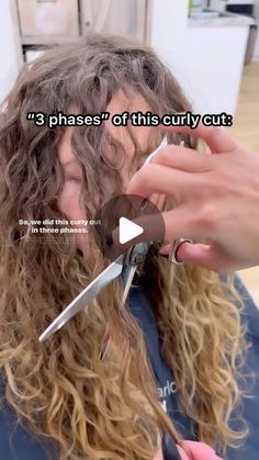 Butterfly Cut For Curly Hair, How To Straight Hair, Haïr Cut For Curly Hair Girl, Layer Haircut For Curly Hair, How To Layer Curly Hair, Curly Haircut Diy, Haïr Cut Wavy Hair, Layers For Long Curly Hair, How To Cut Wavy Hair