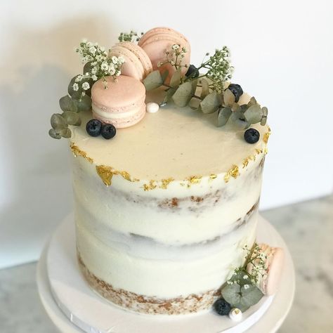 Cake Decoration With Macaron, Cake Decorations With Macarons, Wedding Cake Macaron Decoration, Macarons On Cake, Naked Cake Decoration, Cake With Macarons On Top, Wedding Cake With Macarons, Minimalist Bday Cake, Naked Cake Birthday