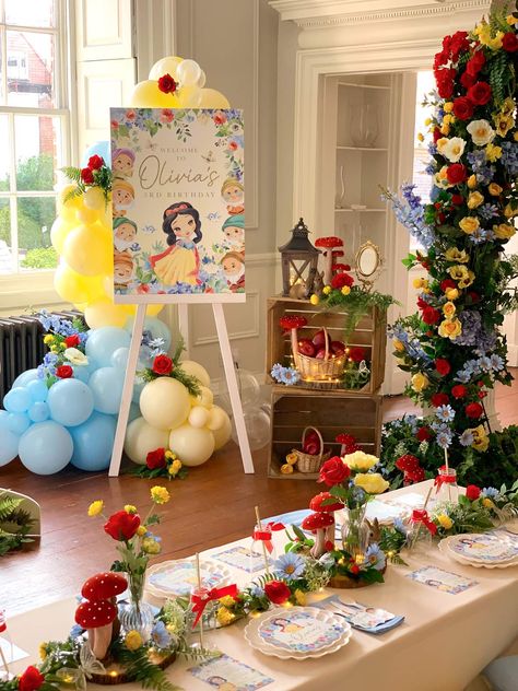 1st Birthday Party Winter Ideas, Kids Party Menu Ideas, Snow White Tea Party, Fairest One Of Them All Birthday, Snow White 1st Birthday Party Ideas, Snow White Birthday Theme, Baby Snow White Birthday Party, Snow White Bday Party Ideas, Snow White Party Ideas Decorations