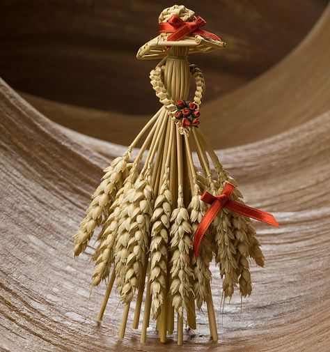 How To Make Corn Dollies! Corn Dollies, Corn Husk Crafts, Corn Dolly, How To Make Corn, Corn Husk Dolls, Bedroom Crafts, Rustic Materials, Wheat Fields, Diy Home Decor Bedroom