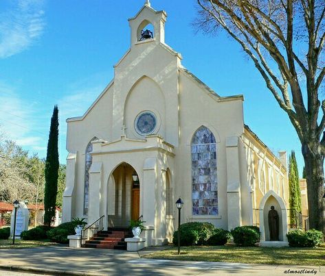 Smithville, TX Smithville Texas, Church Building Design, Coin Toss, Christian Sermons, Abandoned Churches, Old Country Churches, Wooden Building, Church Pictures, Masonic Lodge