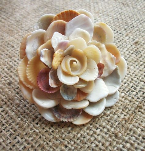 Seashell Projects, Art Coquillage, Shells Diy, Shell Flowers, Shell Crafts Diy, Sea Crafts, Shell Decor, Seashell Jewelry, Seashell Art