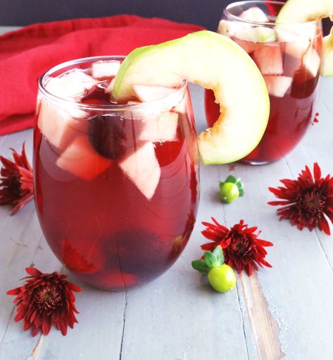 Healthy Sangria Recipe, Moscato Sangria Recipes, Moscato Drinks, Apple Cider Sangria Recipe, Cider Cocktail Recipes, Moscato Sangria, Caramel Apple Sangria, Vegan Drinks Recipes, Best Apple Cider