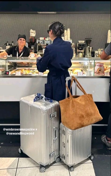 Rimowa Luggage, Airport Outfit Summer, Airport Aesthetic, Luxury Luggage, Airport Outfits, Future Lifestyle, Rich Kids, A Celebrity, High Society