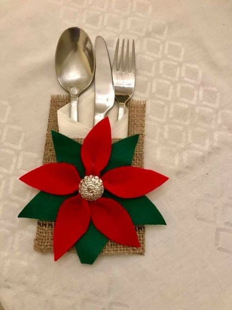 Christmas Silverware Holder, Table Decoration Ideas, Christmas Table Decoration, Silverware Holder, Christmas Tablescapes, Christmas Table Settings, Christmas Sewing, Christmas Crafts Decorations, Christmas Centerpieces