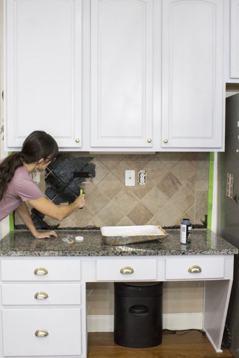 DIY painted stone backsplash - Love Your Abode Paint your stone backsplash with these easy tips! Black Backsplash Granite Countertops, White Cabinets With Dark Backsplash, Whitewash Travertine Backsplash, Tile Backsplash Makeover, Painted Stone Backsplash, Painted Backsplash Ideas, Painting Tile Backsplash, Travertine Tile Backsplash, Painted Backsplash