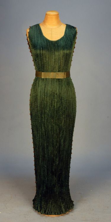 Delphos1920Whitaker Auctions Delphos Gown, Fortuny Dress, Fortuny Delphos, Style Année 20, Mariano Fortuny, 1920 Dress, Goddess Gown, Spanish Fashion, 20s Fashion