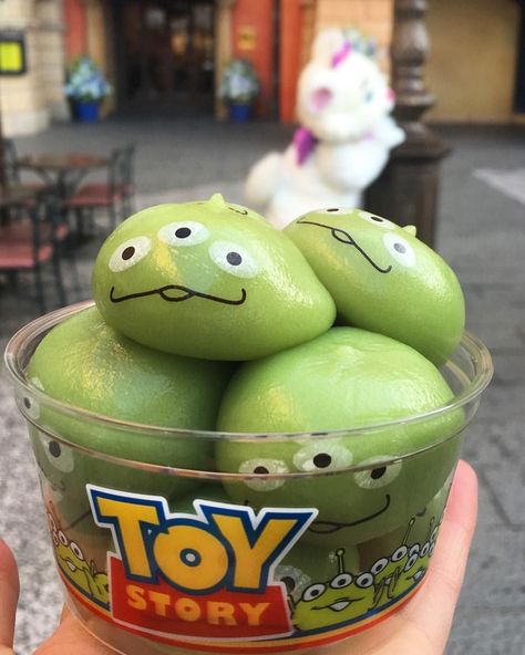 Disneyland Snacks, Disney Themed Food, Disney Tokyo, Disney Desserts, Disney Eats, Food Japanese, Disney Pooh, Disney Treats, Disneyland Food