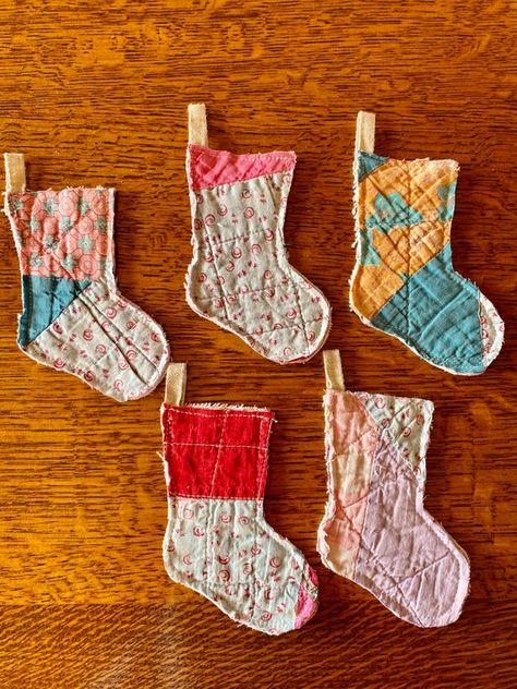 Quilt Repurpose, Quilt Ornaments, Upcycled Quilt, Primitive Colors, Mini Christmas Stockings, Diy Recycled Projects, Farmhouse Christmas Ornaments, Quilted Ornaments, Old Quilts