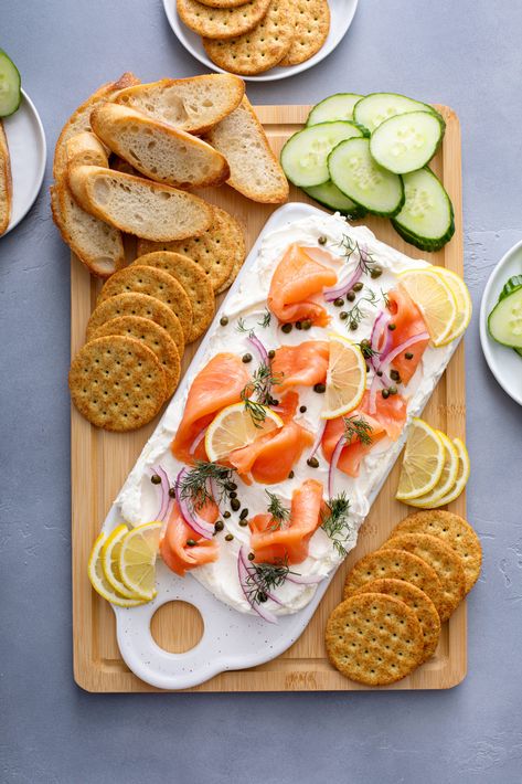 Salmon Lox Charcuterie, Smoked Salmon Cheese Board, Smoked Salmon Charcuterie Board Ideas, Smoked Salmon Tray, Smoked Salmon Cream Cheese Board, Smoked Salmon Crackers, Smoked Salmon Charcuterie, Salmon Charcuterie Board, Smoked Salmon Board