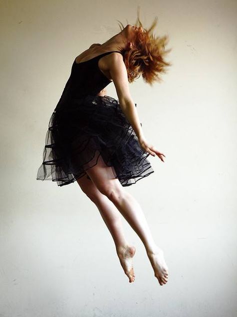 Via Emerging Woman Levitation Photography, Op Shop, Trampolines, Figure Poses, Dynamic Poses, Cool Poses, Action Poses, Dance Photography, Pose Reference Photo