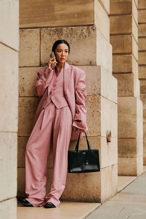 Pink Street Style 2023, Pink Street Style, Blazer Sewing, Paris Fall Fashion, Estilo Zendaya, Yoyo Cao, Monochromatic Style, Look Rose, Half Jacket