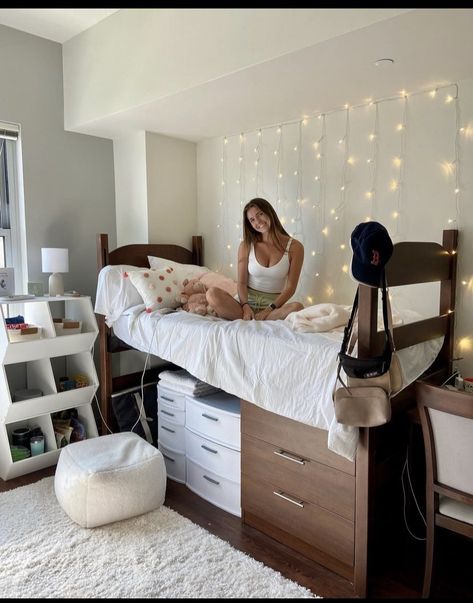 Dorm Room Simple Minimalist, Dorm Ideas Organization, Comfy College Dorm, Umiami Dorm Room, College Dorm Room Decor Minimalist, Plain Dorm Room Ideas, First Day Of College Aesthetic, Neutral Dorm Room Ideas Minimalist, Dorm Room Ideas With Roommate