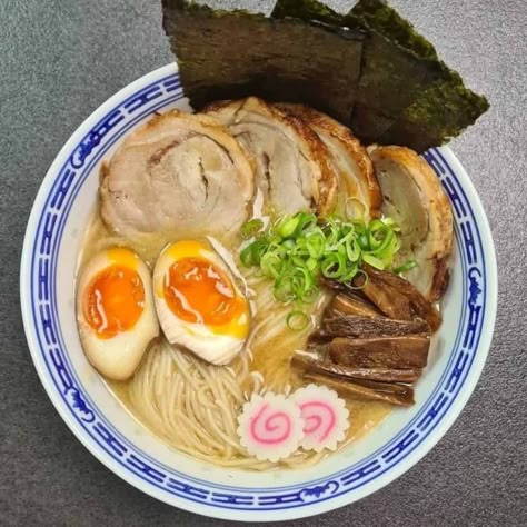 Japanese Fish Cake, Ramen Toppings, Bowl Of Ramen, Chinese Cooking Wine, Japanese Fish, Ramen Recipes, Yummy Comfort Food, Fish Cake, Japan Food