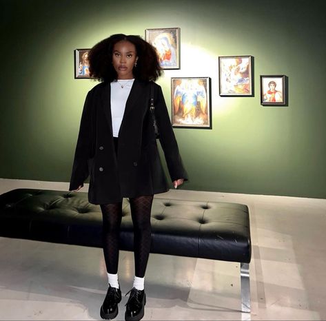 Outfit Ideas For Autumn 2023, Outfits With Leather Loafers, Solange Outfit Aesthetic, Preppy Chic Outfits Classy Casual, How To Style Loafers Black Women, Fall Shoes Black Women, Academia Outfits Black Women, Office Presentation Outfit, Loafer Outfits Black Women