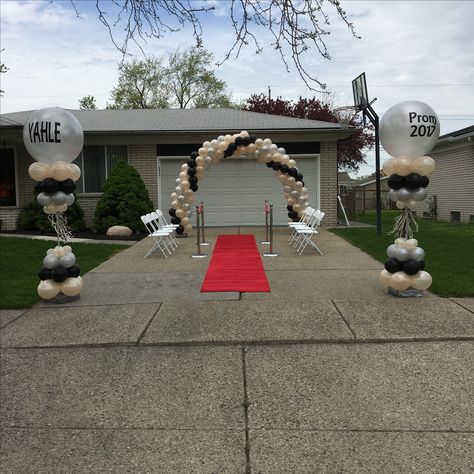 Homecoming Send Off Ideas, Send Off Prom Ideas, Prom After Party Decorations, Black Prom Send Off Decorations, Male Prom Send Off Decorations, Graduation Send Off Ideas, Before Prom Party Ideas, Prom Send Off Ideas Decorations Inside, Prom Balloon Ideas