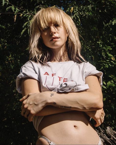 Hayley Williams on Instagram: “when i tell you I CHOKED. 📸: @lindseybyrnes #hayleywilliams #petalsforarmor” Hayley Williams Curly Hair, Hayley Williams Wallpaper, Danielle Haim, Chicas Punk Rock, Hayley Wiliams, Paramore Hayley, Haley Williams, Hayley Paramore, Paramore Hayley Williams