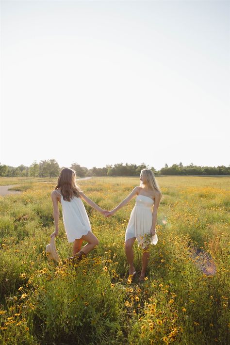 sister photoshoot in alachua florida. rileyblairphotography.com Cute Sister Poses Photo Shoots, Twin Sister Photoshoot, Sister Photoshoot Kids, Sister Photography Poses, 3 Sister Photoshoot, Poses For Sisters, Alachua Florida, Sisters Photography Poses, Sister Photoshoot