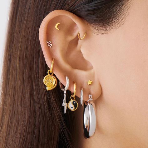 Mix Metal Ear Piercing, Mixing Gold And Silver Earrings, Ear Piercings Gold And Silver, Silver And Gold Mixed Earrings, Mixed Metals Piercings, Ear Piercing Ideas Mixed Metals, Mixed Gold And Silver Ear Piercings, Gold And Silver Ear Piercings, Gold And Silver Jewelry Together Ear