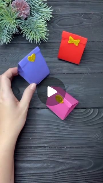 Origami Gift Bag Tutorial, Mini Paper Bags Diy, How To Make A Bag Out Of Paper, Small Gift Packing Ideas, Wrapping Small Gifts, Small Gift Wrapping, Origami Gift Bag, Mini Paper Bag, Mini Presents