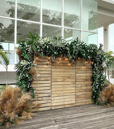 Rustic greenery photo wall Wedding Backdrop With Greenery, Wood Panel Photo Backdrop, Winter Wedding Backdrop Receptions, Greenery Wall For Wedding, Photo Shoot Wall Backdrop Ideas, Engagement Photo Wall, Pallet Photo Wall, Greenery Photo Wall, Photo Backdrop Greenery