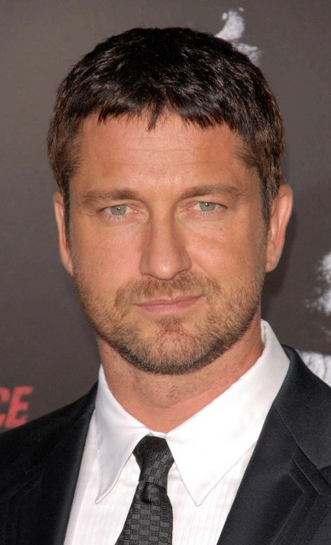 Gerard Butler caesar haircut #differentstylesformenshaircuts Gentleman Haircut, Haircuts For Balding Men, Older Men Haircuts, Balding Mens Hairstyles, Caesar Haircut, Older Mens Hairstyles, Beyonce Hair, Low Maintenance Haircut, Cool Hairstyles For Men