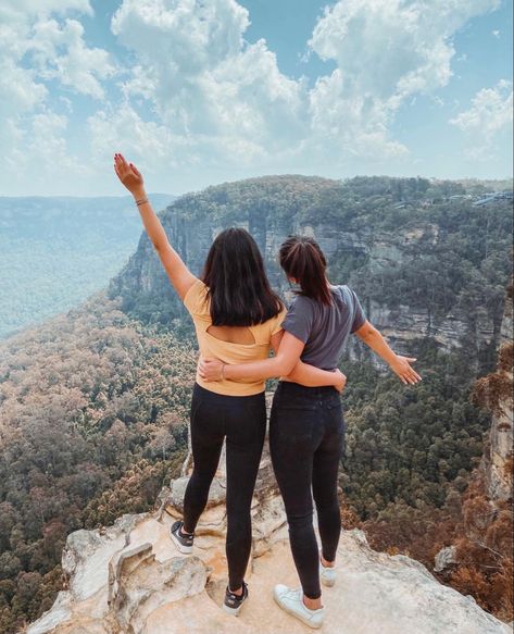 Pose with friends ideas instagram / photoshoot ideas nature / photography ideas friends hiking / travel aesthetic Hiking Photography Friends, Photography Ideas Friends, Maine Photoshoot, Photoshoot Ideas Nature, Posing With Friends, Pose With Friends, Tour With Friends, Nature Photography Ideas, Friends Hiking