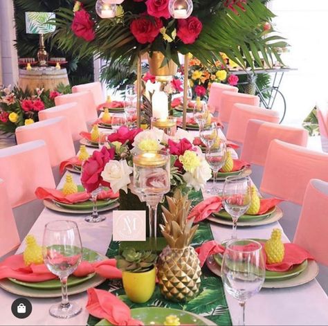 Soiree Ideas, Tropical Event, Dinner Party Decorations, Luau Theme Party, Food Activities, Hawaiian Wedding, Tropical Party, Tropical Theme, Luau Party