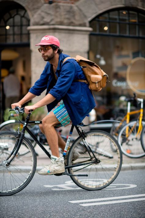 Mens Dungarees Street Style, Danish Fashion Copenhagen Street Style, Copenhagen Street Style Summer, Copenhagen Outfits, Look Bicycles, City Bike Style, Urban Bike Style, Commuter Cycling, Men Street Look