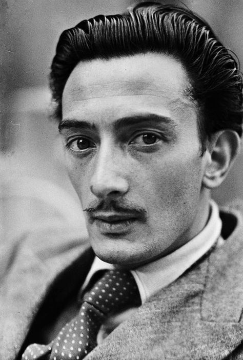 SALVADOR DALI . YOUNG Salvador Dali Art, Dali Art, Istoria Artei, Alberto Giacometti, Max Ernst, Salvador Dali, Famous Faces, White Photo, Pablo Picasso