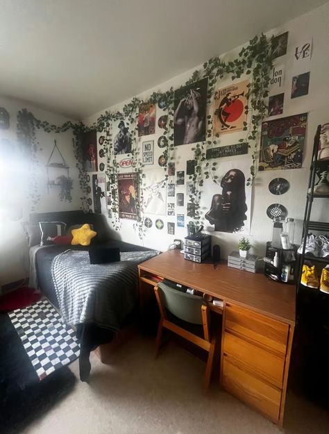 Room Ideas Edgy, Emo Dorm Room, Small Room Inspo, Guy Dorm Rooms, Dorm Room Inspo, Dorm Room Layouts, Boys Dorm Room, Dream Dorm Room, Cozy Dorm Room