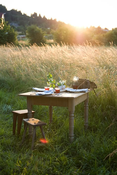 Elsie De Wolfe, Sun Shining, Bohol, The Meadows, Al Fresco Dining, Wooden Table, Simple Pleasures, Country Life, Country Living