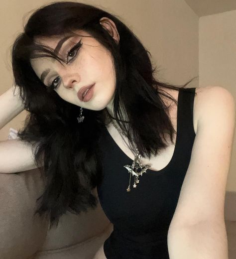 karina marikova / ig:mikkyklayker / grunge style / grunge aesthetic #grungeaesthetic / egirl aesthetic #egirlaesthetic / aesthetic edits / tiktok model / tiktok influencer / aesthetic fashion #aesthticfashion Pretty Goth Girl, Goth Girl Aesthetic, Grunge Girl Aesthetic, Egirl Makeup, Egirl Aesthetic, E Girl Aesthetic, Alt Girls, Grunge Girl, Goth Aesthetic