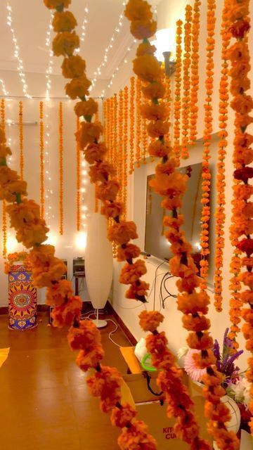 Aesthetic Birthday Decoration Ideas, Haldi Decoration At Home, Mehandi Decorations, Mehndi Decoration Ideas, Mehndi Decoration, Mendhi Decor, Haldi Decoration Ideas, Haldi Ceremony Decorations, Haldi Decoration