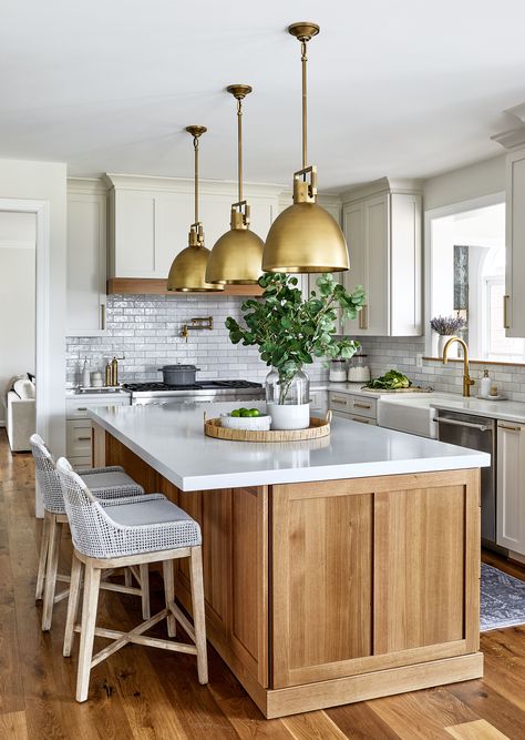 Traditional white kitchen ideas: 20 timeless period spaces | Homes & Gardens New Jersey Houses, Traditional Modern Kitchen, Traditional White Kitchen, Modern Dining Room Ideas, Traditional Farmhouse Kitchen, Colonial Kitchen Remodel, Magnolia Kitchen, White Kitchen Ideas, White Kitchen Traditional